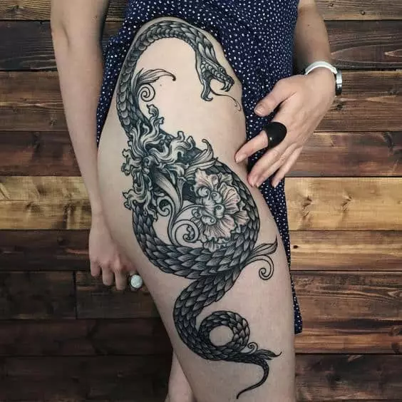 Tattoo gyda llun y ddraig