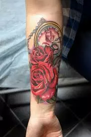 Spectaculaire versie van tattoo met aluminium rozen