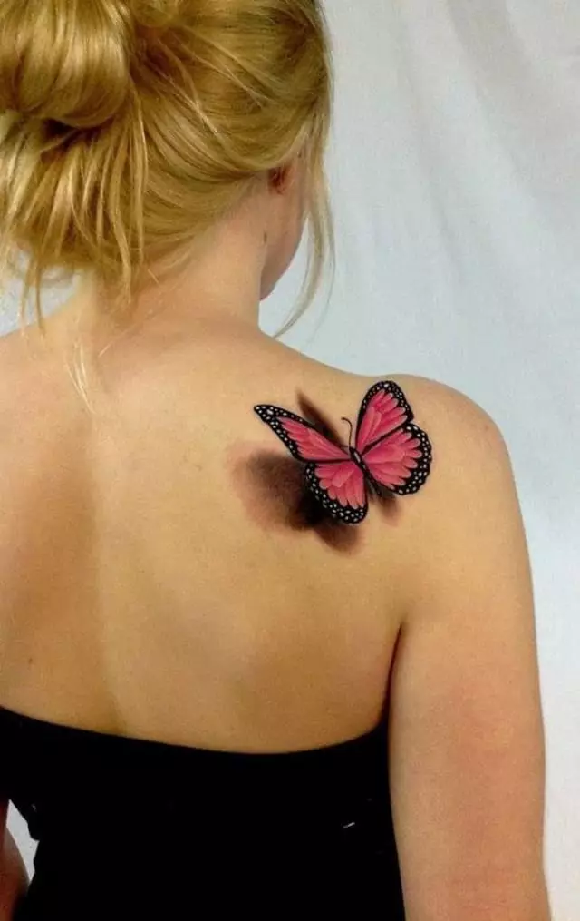 Sommerfugl tatovering ser meget naturligt