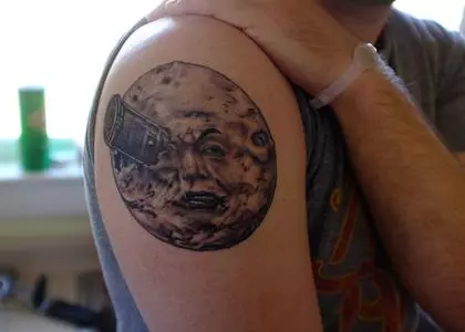 Moon Tattoo pada foto lelaki