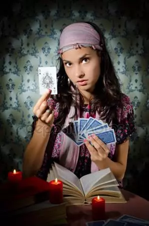 Chica con tarjetas