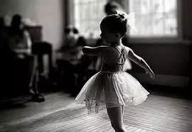 Աղջիկ պարի վրա