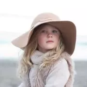 Lány egy kalapban