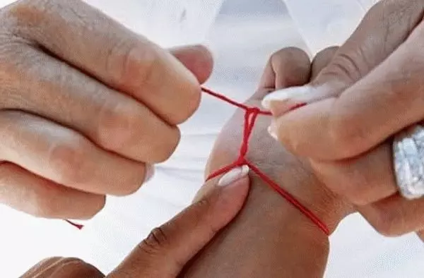 Rotes Thread am Handgelenk, wie man bindet, Gebet