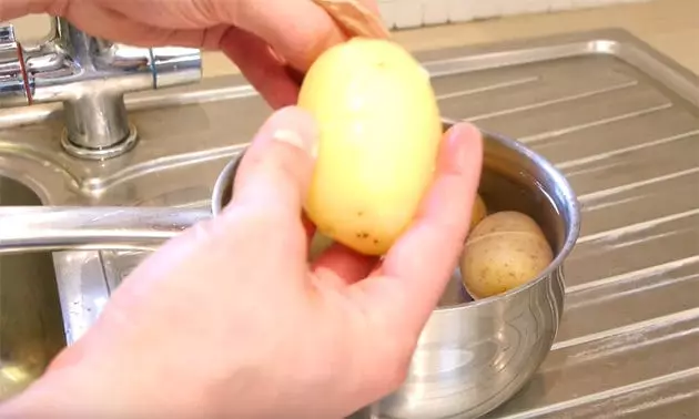 Gotowanie ziemniaków.