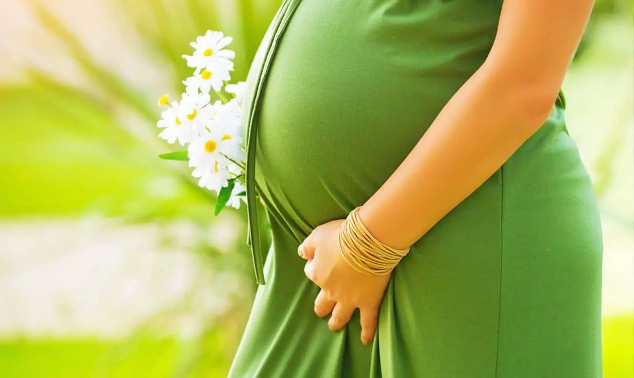 Gravid i grön klänning