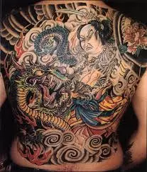 Tatuo en la tuta malantaŭo