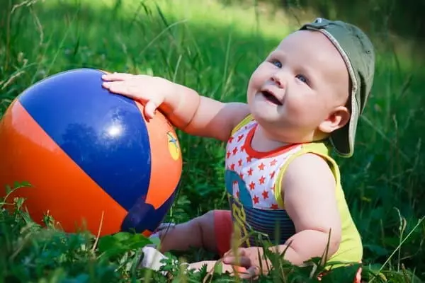 Bambino con una palla