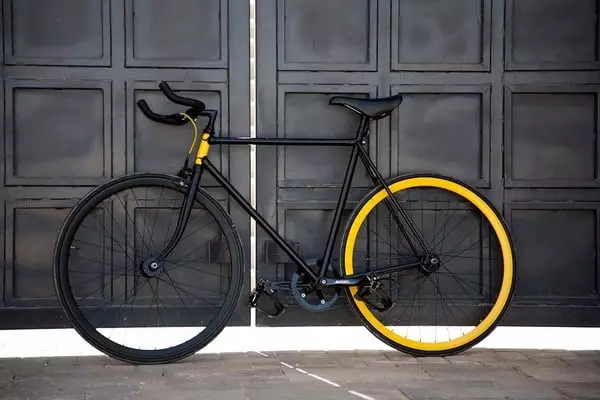 Fekete kerékpár