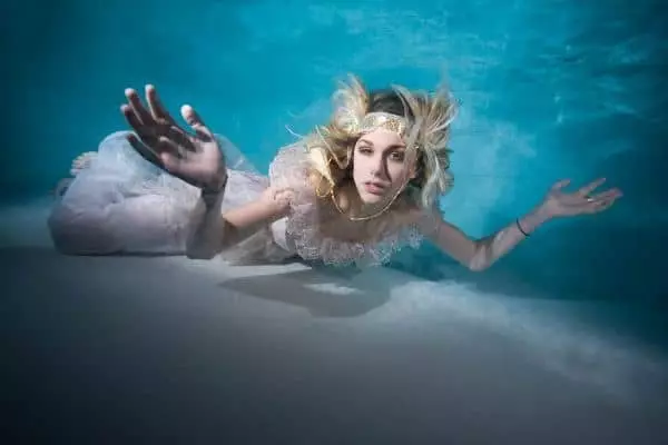 زن زیر آب
