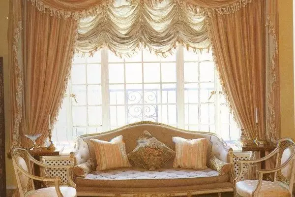 Izba s záclonami