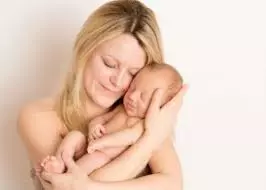 الأم مع الطفل