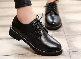 黑色靴子