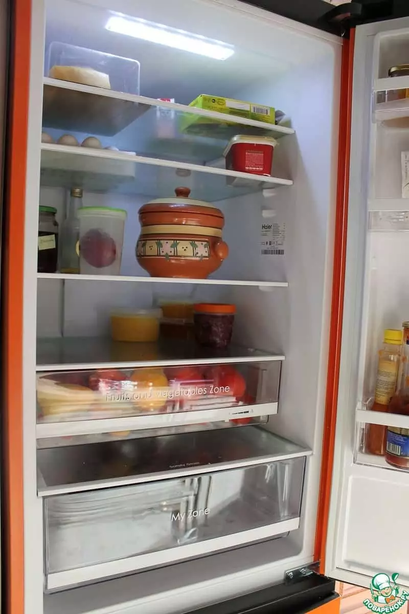 Hűtőszekrény termékekkel