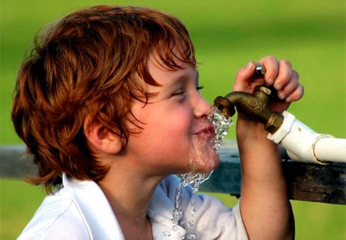 Boy drinkwater
