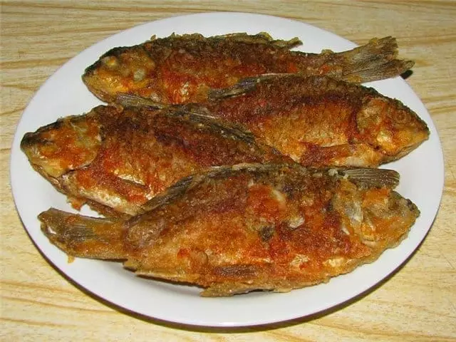 Печена риба в една чиния