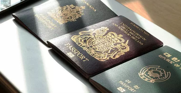 ثلاثة جوازات سفر