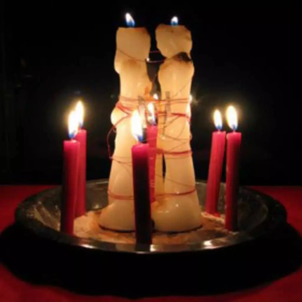 αγάπη ξόρκι για δύο στριμμένα εκκλησία κεριά που έκαναν