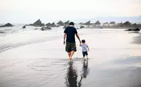 Caminar amb un nen