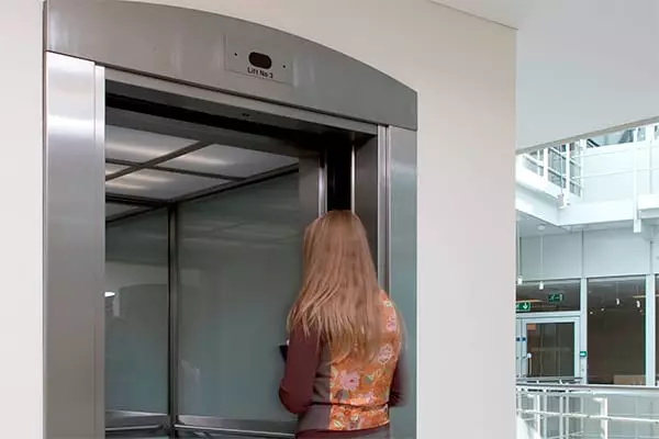 Mergina patenka į liftas