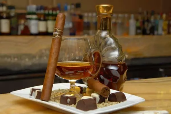 Cigar, brandy e chocolate