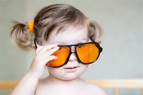 Lyse briller i et barn