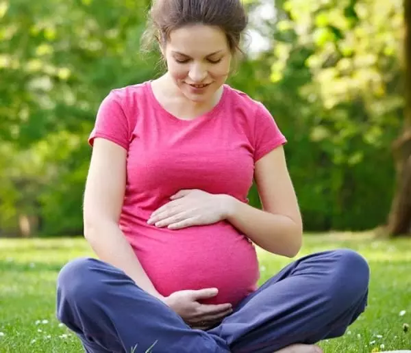 ילדה בהריון