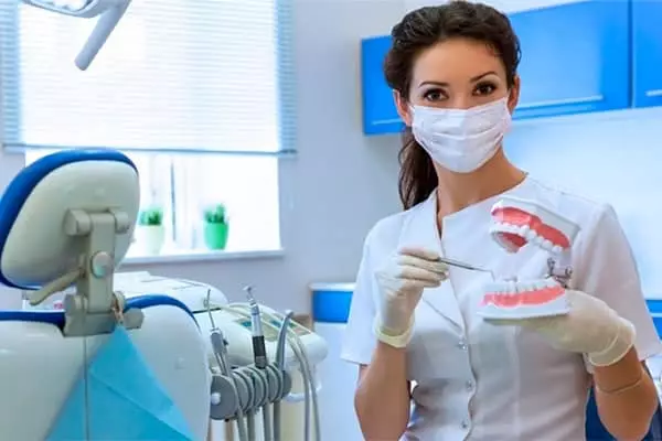 لڑکی دانتوں کا ڈاکٹر