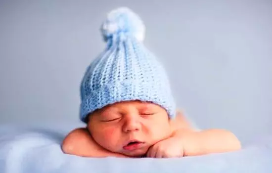 新生兒戴著帽子
