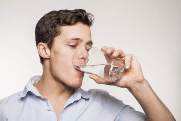 男性の飲み物の水