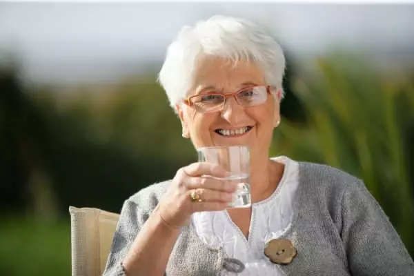 Бабуся п'є воду