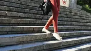 Дівчина йде по сходах