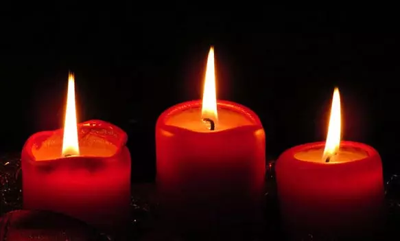 Три горящи свещи
