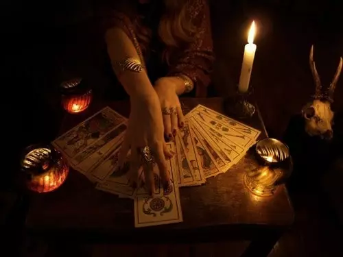 Tarot ကတ်များအပေါ် fortune ၏ tricks ၏လှည့်ကွက်
