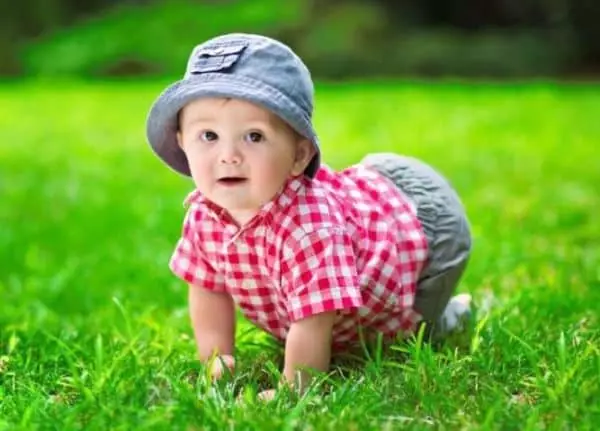 Бебе на тревата