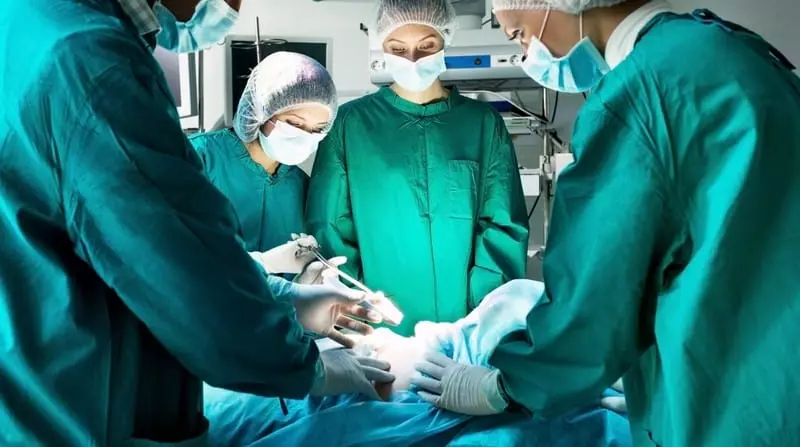 Mjekët në operacion