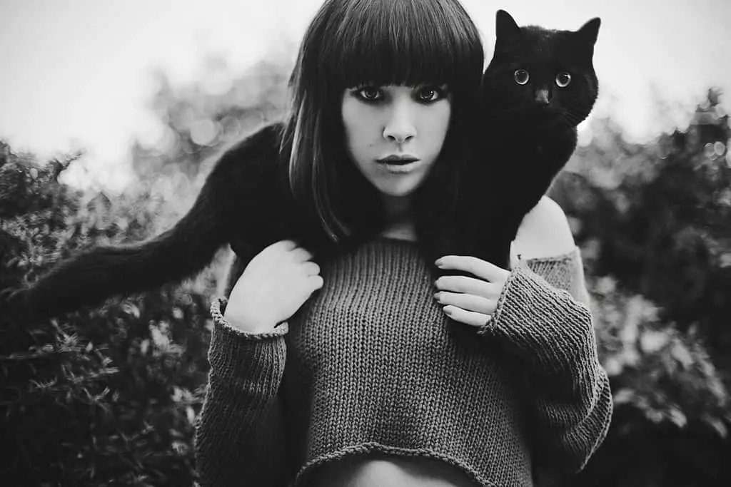 Meisje met een kat