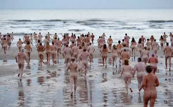 Naked alerga în mare
