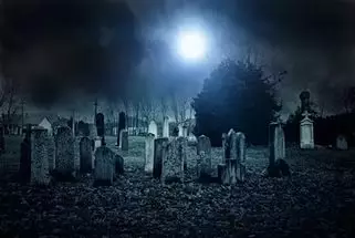 कब्रिस्तान शब्दलेखन ज्याने पुनरावलोकने केली
