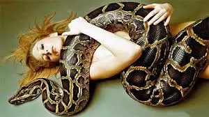 女の子と蛇