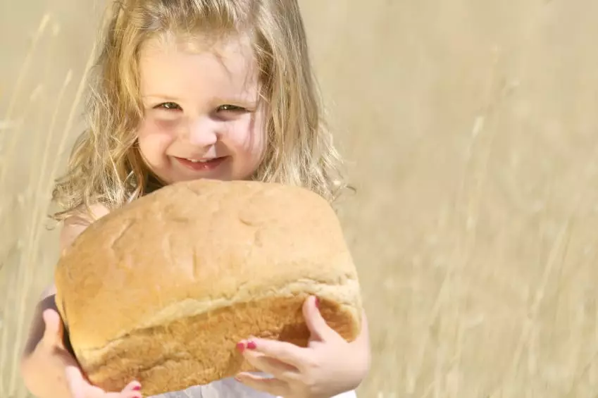 Kind mit Brot