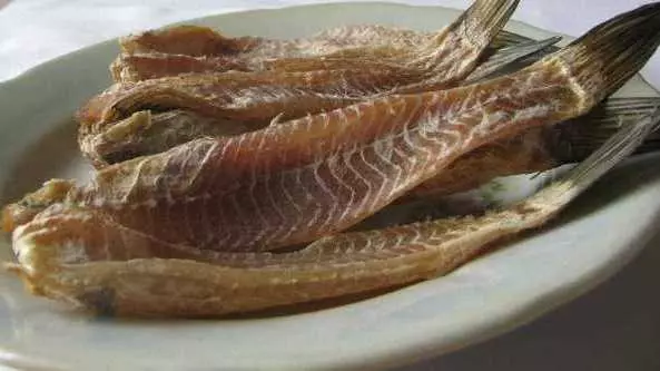 Sušena riba na tanjuru