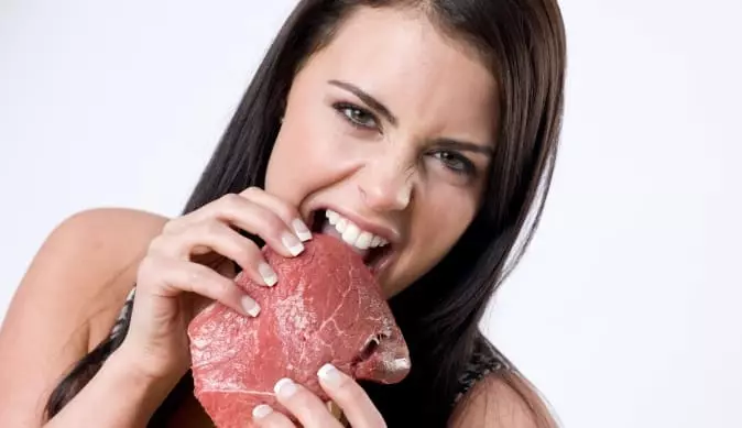 Kvinde spiser kød
