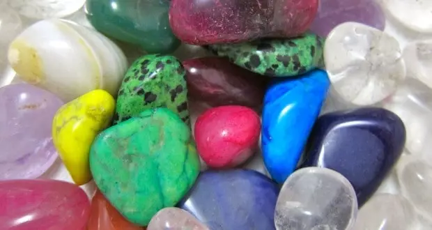 الحجارة متعددة الألوان