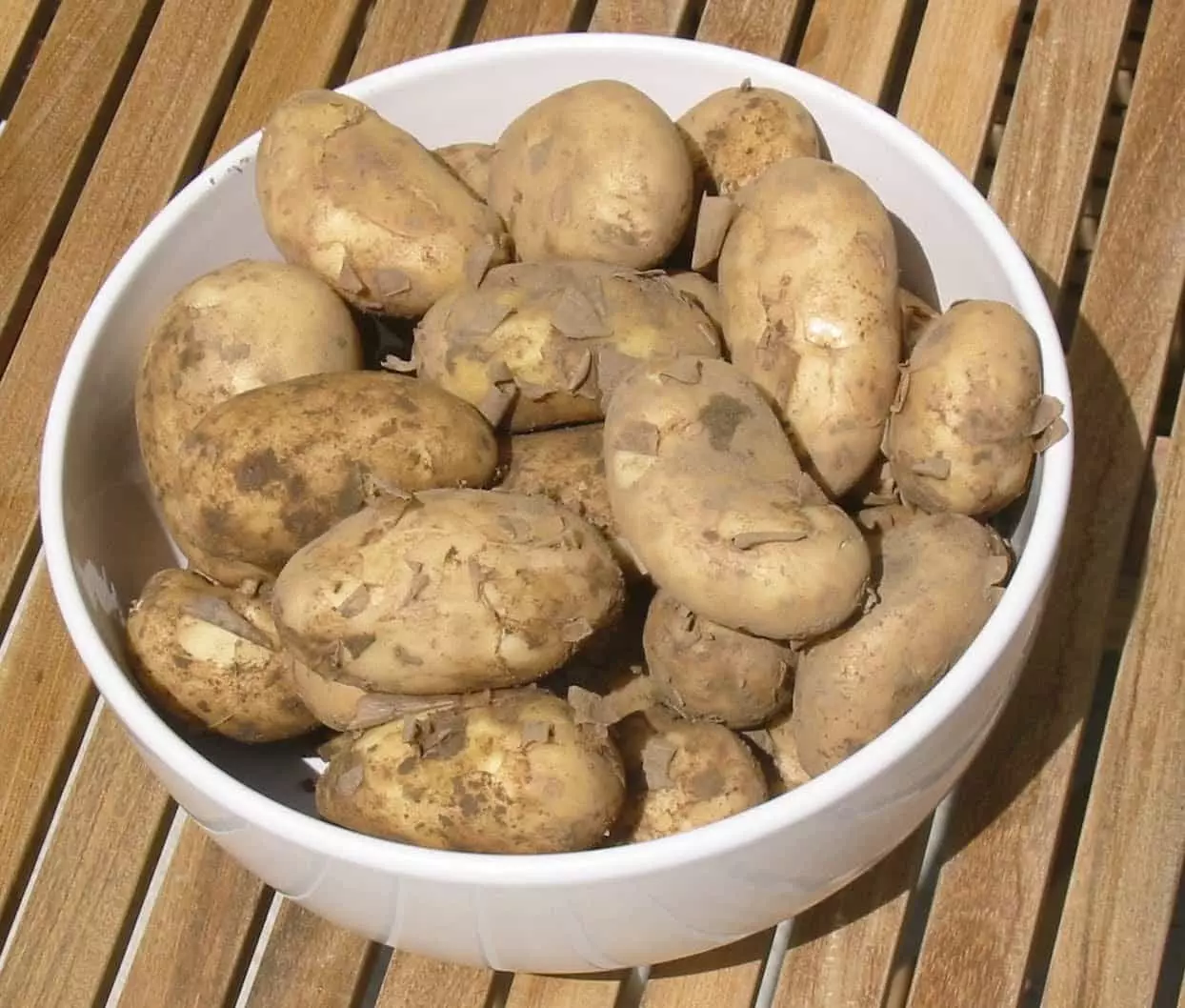 Les pommes de terre dans une plaque
