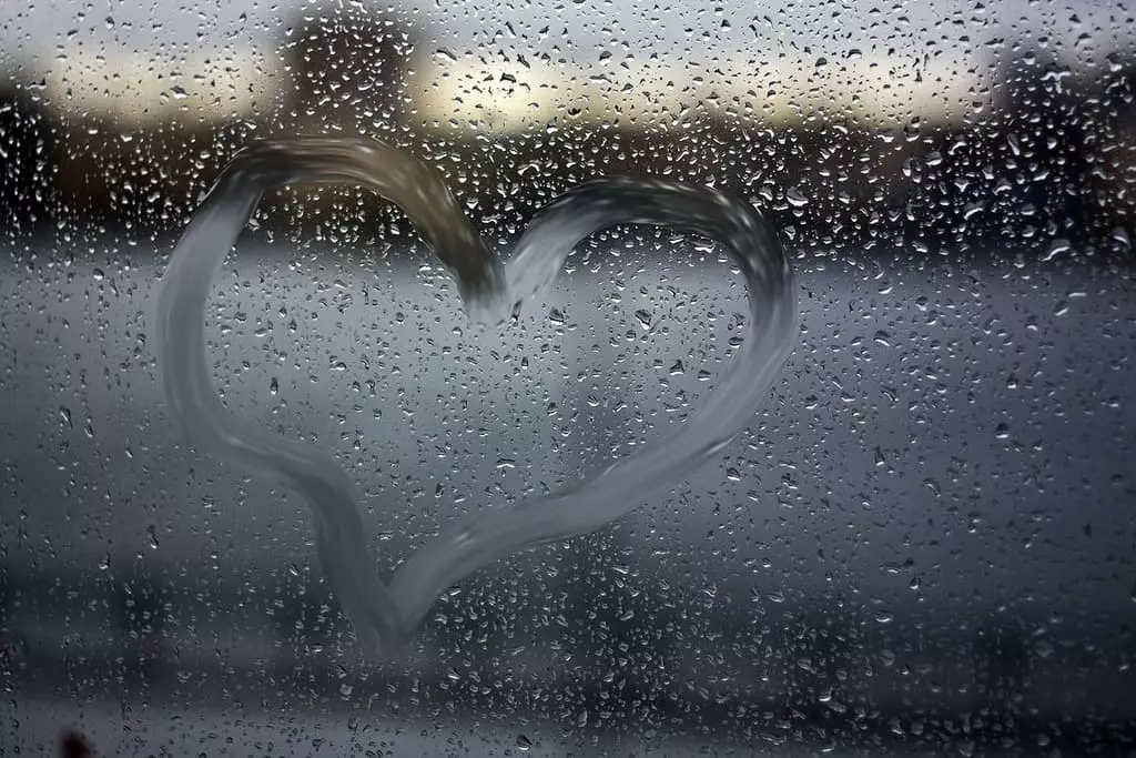 Καρδιά στο παράθυρο