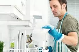 Man tvättar rätter