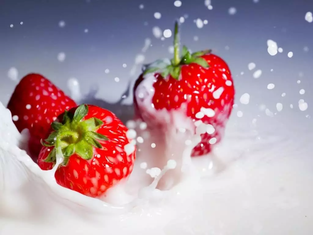 Strawberry nyob rau hauv qaub kua