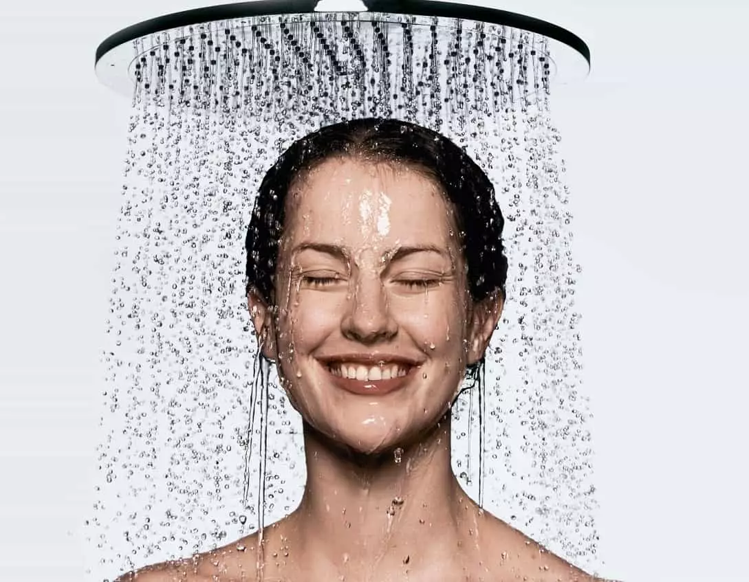 Ragazza sotto la doccia