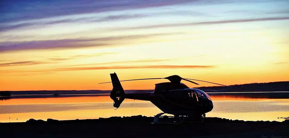 Helikopter o zachodzie słońca